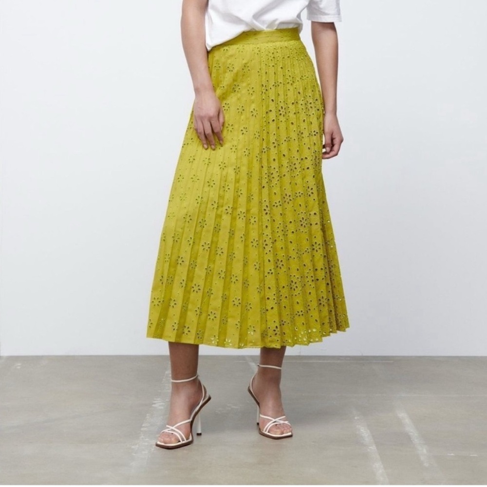 ZARA PLEATED MIDI SKIRT WITH EYELET EMBROIDERY Charteuse EUC